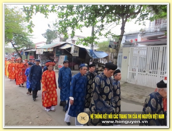  Con cháu trong dòng tộc trang nghiêm tiến vào An Lăng.