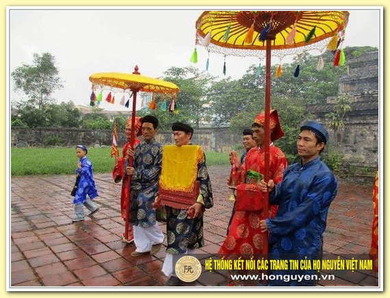  Rước di ảnh vua Thành Thái vào nơi thờ tự.