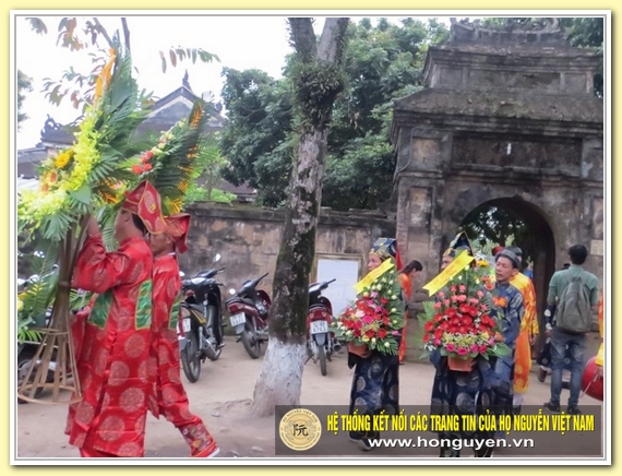  Hoa được con cháu trong dòng tộc đưa vào An Lăng.