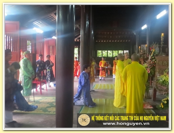  Ông Nguyễn Phước Bảo Tài quỳ trước bàn thờ tổ tiên.