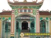 Cổng và nhà thờ.