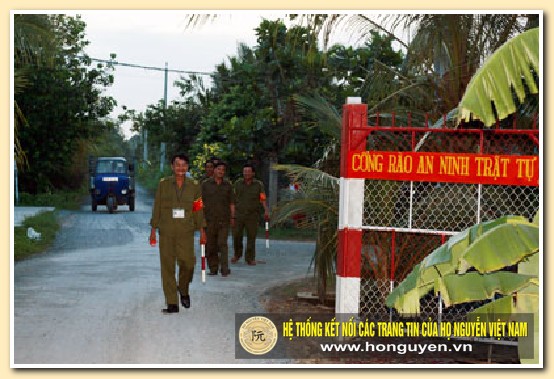 Ông Nguyễn Văn Sang (người đi đầu tiên) tuần tra  giữ gìn an ninh trật tự trong ấp.