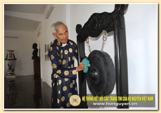 Chiêng đồng được dòng họ Nguyễn Sinh trao tặng cho Khu di tích Nguyễn Sinh Sắc
