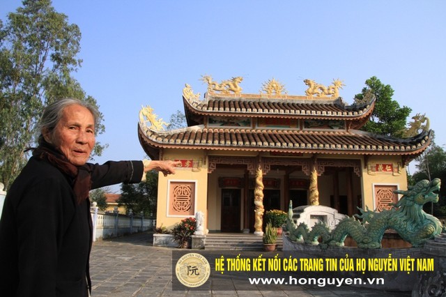 Bà Đặng Thị Xu (77 tuổi, trú thôn Dương Sơn, xã Hòa Châu, là dì họ rất gần của ông Thanh) chỉ nơi Nhà thờ tộc họ Nguyễn Bá. Ảnh Đức Hoàng