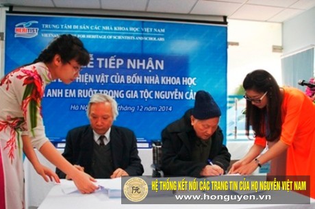 TIẾP NHẬN TÀI LIỆU, HIỆN VẬT KHOA HỌC CỦA GIA ĐÌNH GS NGUYỄN CẢNH TOÀN