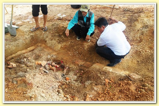 Và huyệt mộ tìm thấy sau khi bị Dự án Bãi đỗ xe san lấp