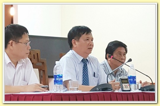 Ông Nguyễn Dung, Phó Chủ tịch UBND tỉnh Thừa Thiên Huế (giữa) cho biết đã hỏi hết ý kiến các cơ quan, ban ngành tại Huế và tất cả đều nói cần di dời ngôi mộ vợ vua